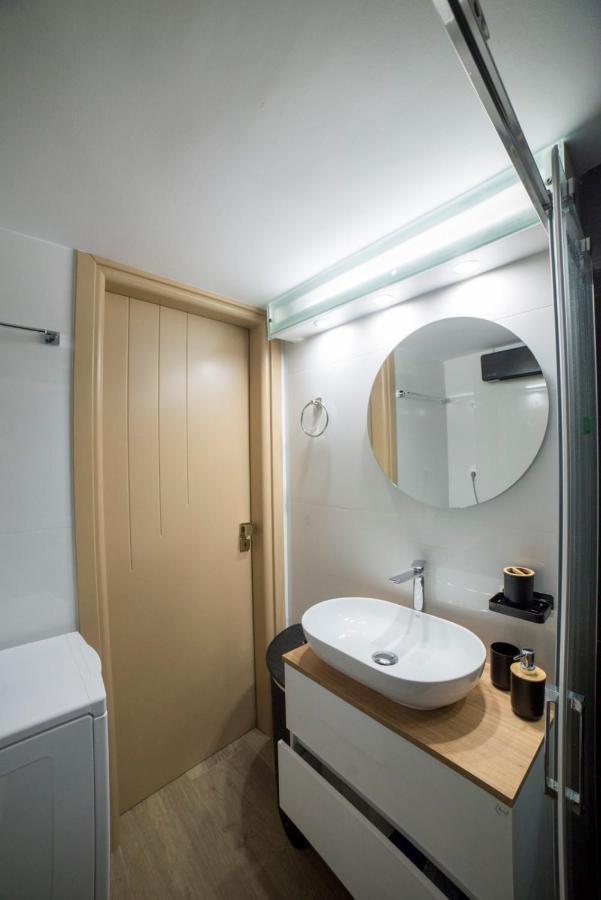 Luxurious Apartment In The Heart Of Town ! Loutráki Eksteriør billede